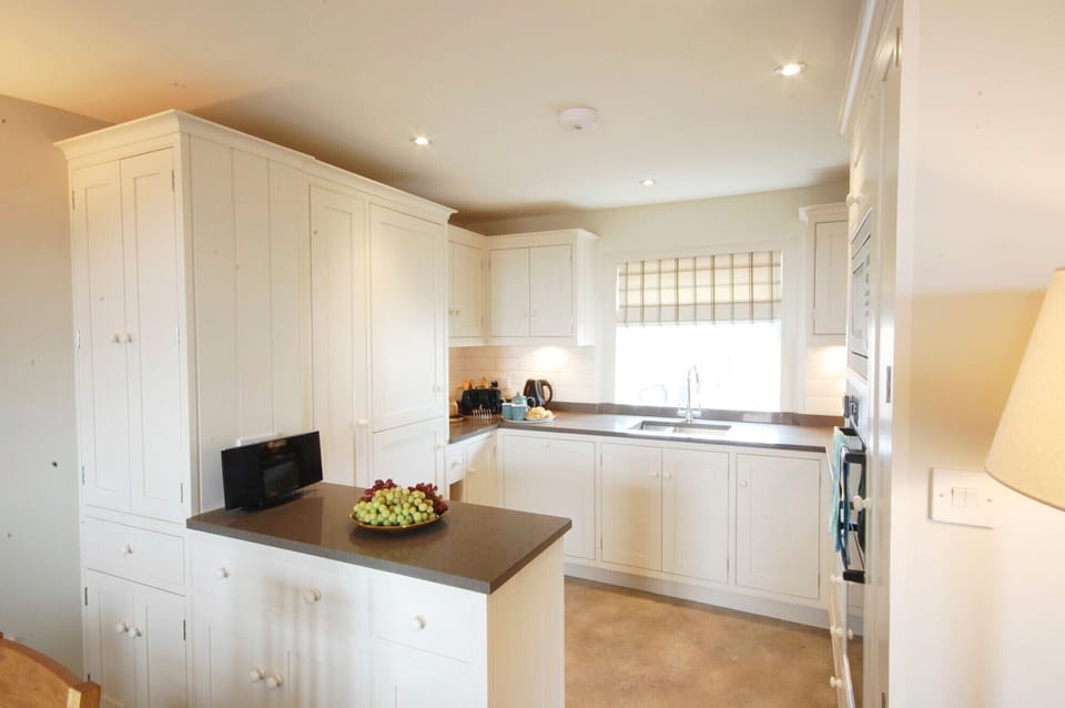 Fridge, microwave, dishwasher, cookware/dishes/utensils