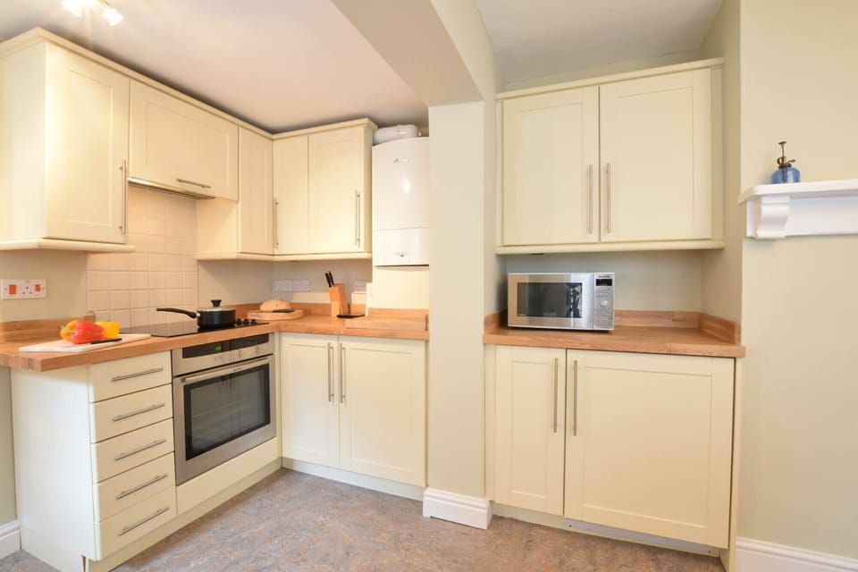 Fridge, microwave, dishwasher, cookware/dishes/utensils