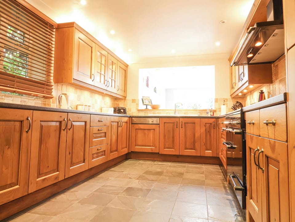 Fridge, cookware/dishes/utensils