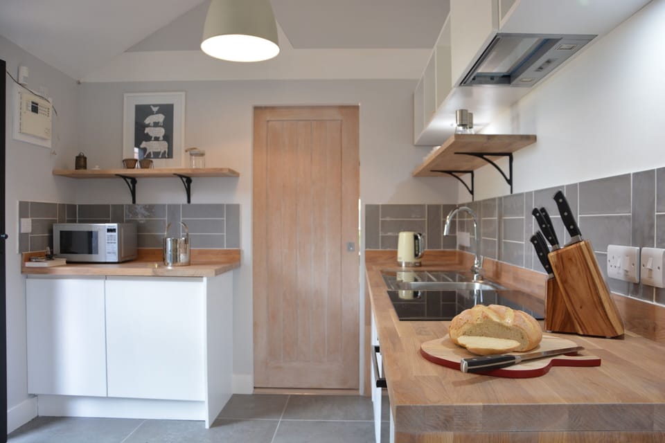 Fridge, dishwasher, cookware/dishes/utensils