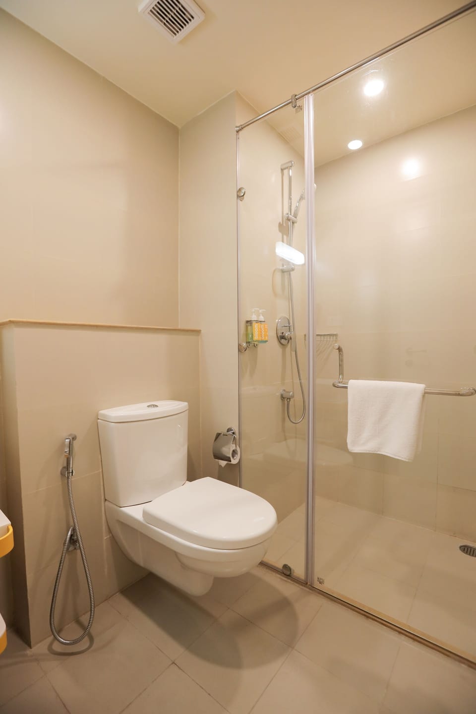 Shower, rainfall showerhead, free toiletries, hair dryer