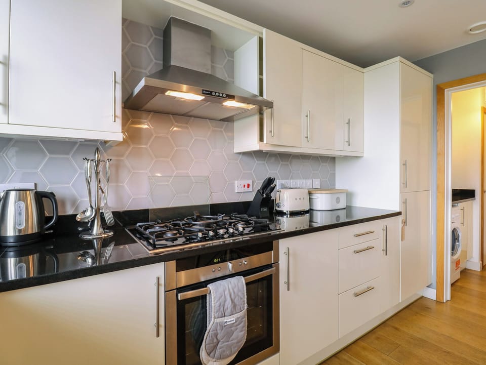 Cottage | Private kitchen | Fridge, microwave, dishwasher, cookware/dishes/utensils