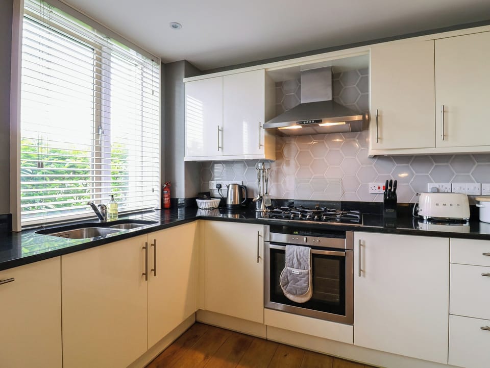 Cottage | Private kitchen | Fridge, microwave, dishwasher, cookware/dishes/utensils