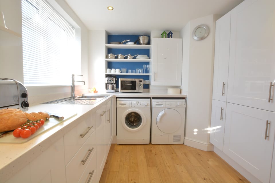 Fridge, dishwasher, cookware/dishes/utensils