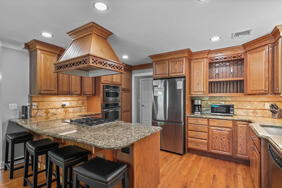 Kitchen Island & Stainless Steel Appliances