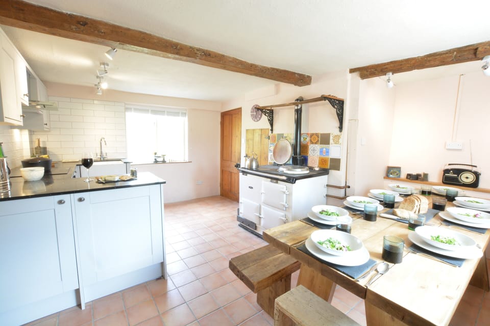Cottage | Private kitchen | Fridge, cookware/dishes/utensils