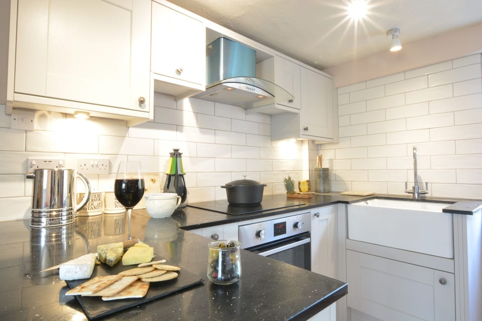 Cottage | Private kitchen | Fridge, cookware/dishes/utensils