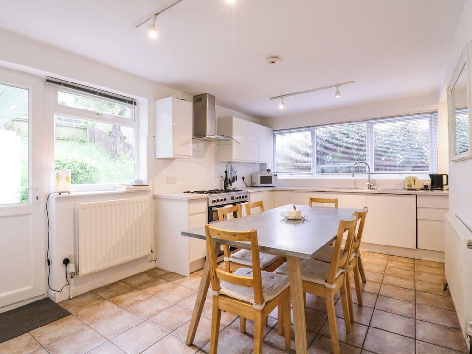 Cottage | Private kitchen | Fridge, microwave, dishwasher, cookware/dishes/utensils
