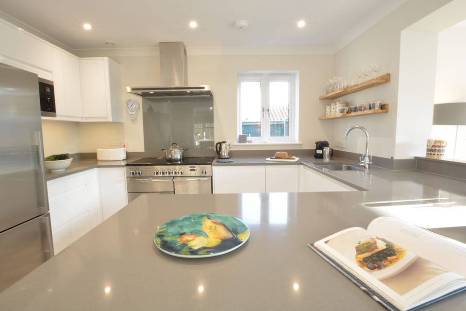 Fridge, microwave, dishwasher, cookware/dishes/utensils