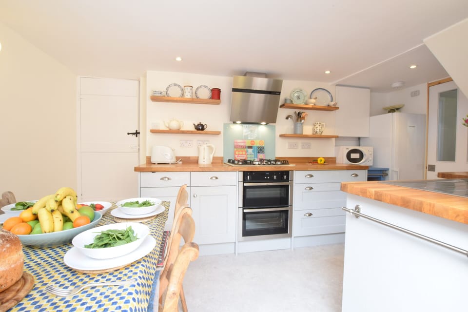 Fridge, dishwasher, cookware/dishes/utensils