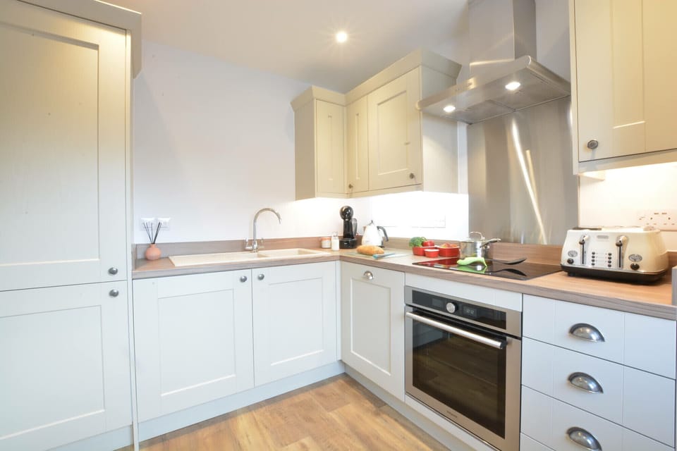 Fridge, dishwasher, cookware/dishes/utensils