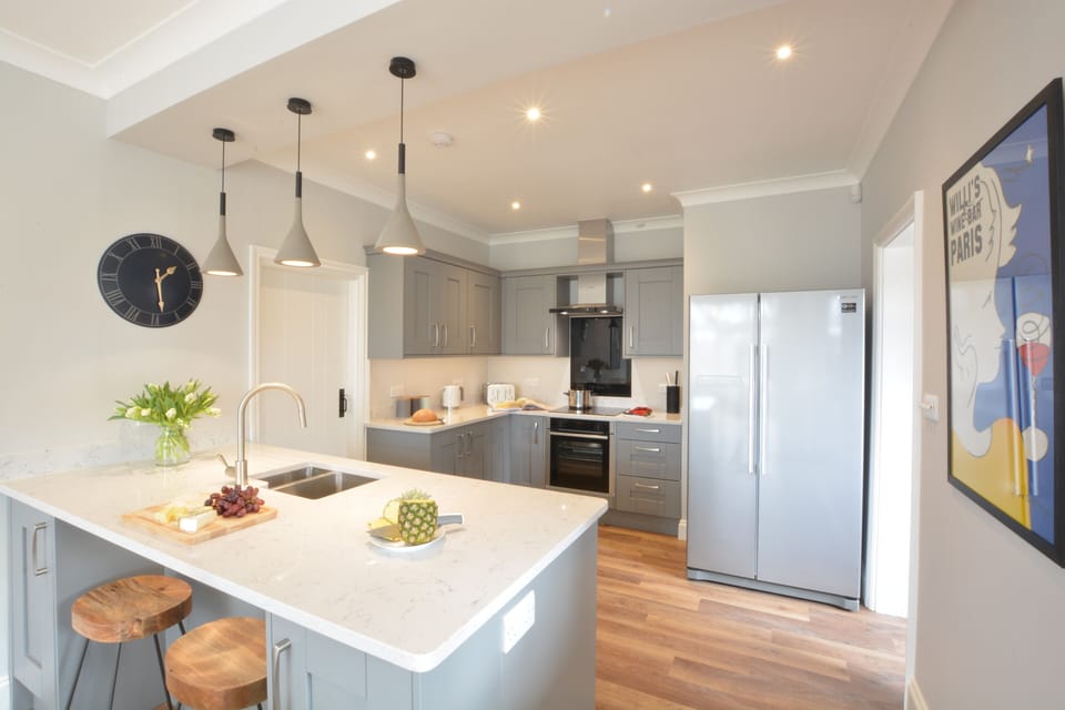 Fridge, microwave, dishwasher, cookware/dishes/utensils