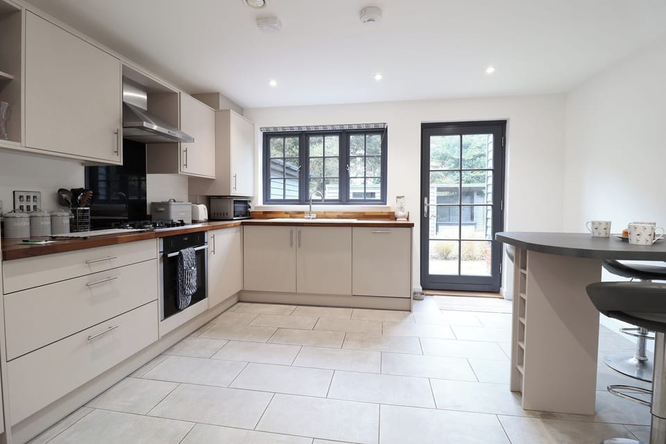 Cottage | Private kitchen | Fridge, dishwasher, cookware/dishes/utensils