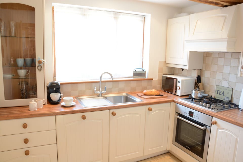 Fridge, dishwasher, cookware/dishes/utensils