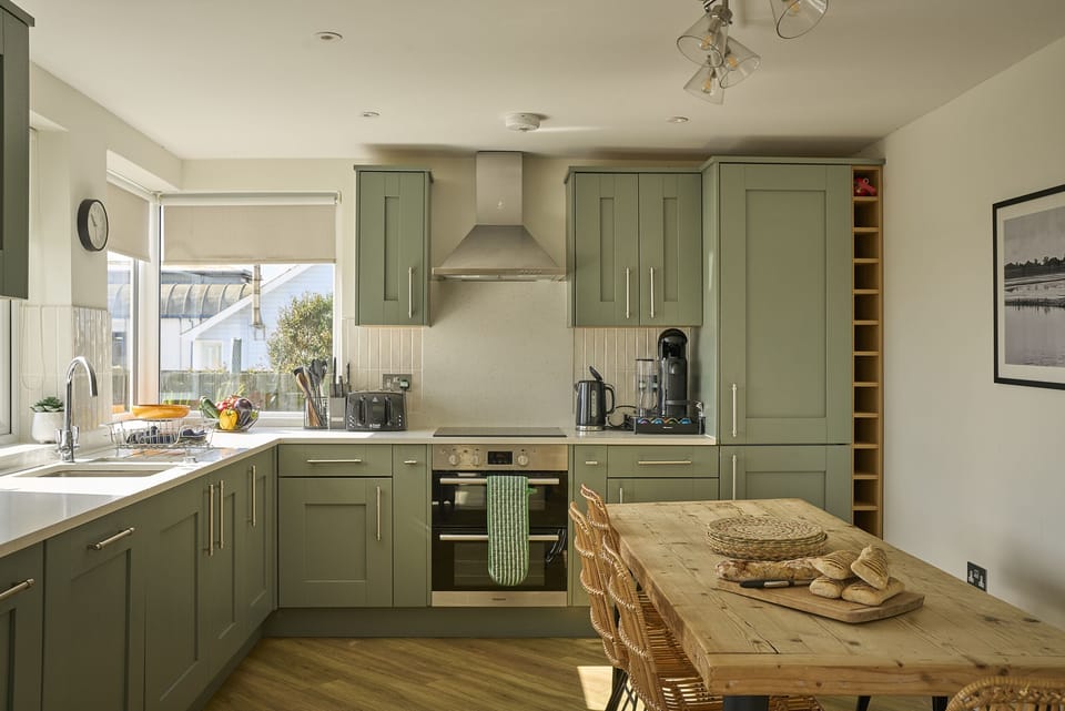 Cottage | Private kitchen | Fridge, cookware/dishes/utensils