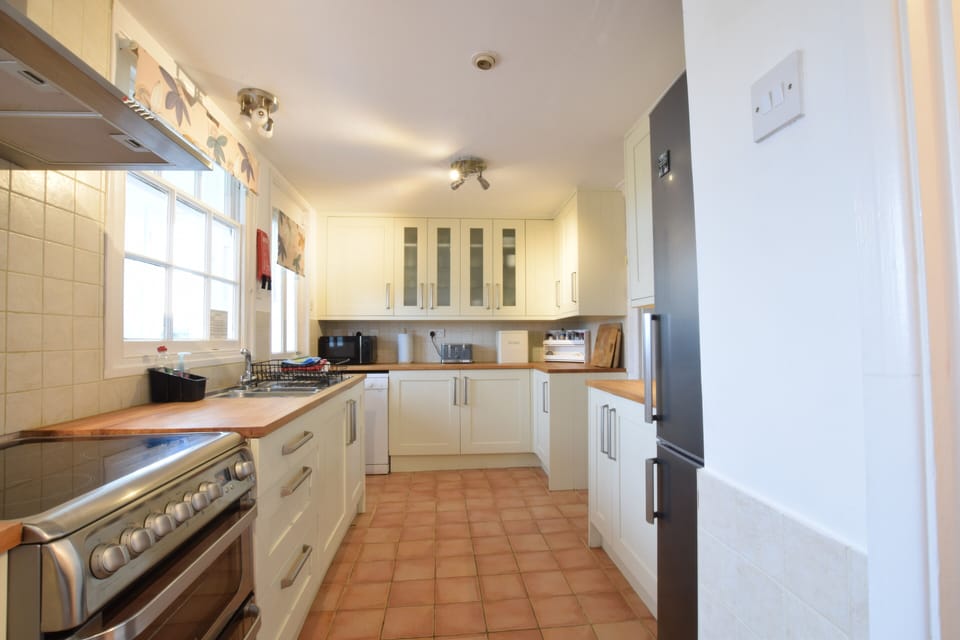 Fridge, dishwasher, cookware/dishes/utensils