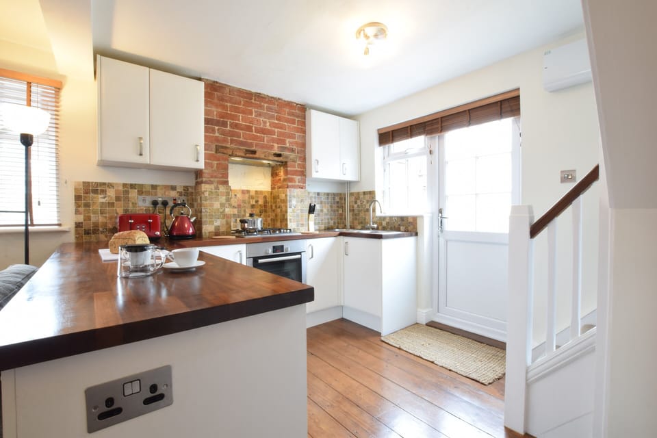 Fridge, dishwasher, cookware/dishes/utensils