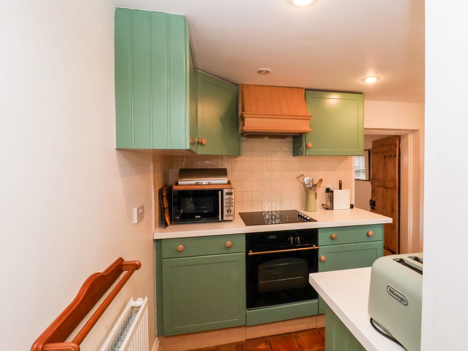 Fridge, cookware/dishes/utensils