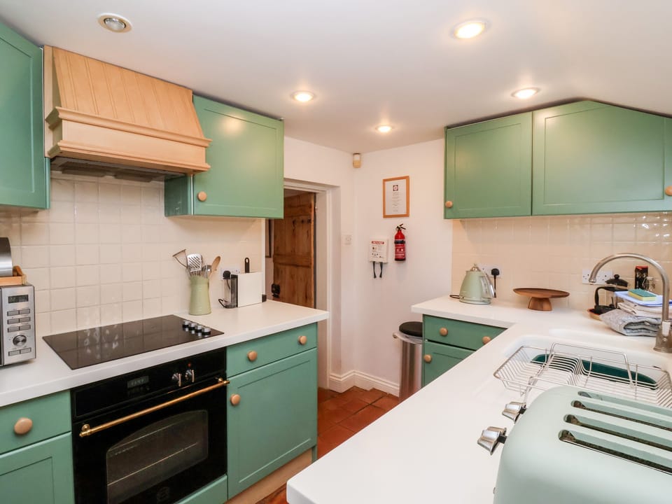 Fridge, cookware/dishes/utensils