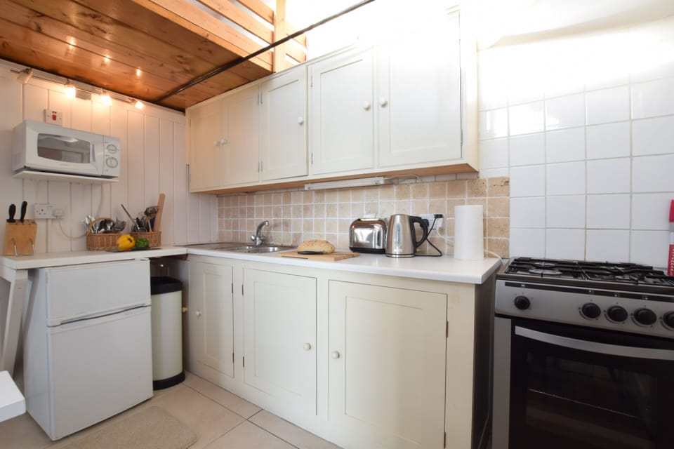 Fridge, cookware/dishes/utensils