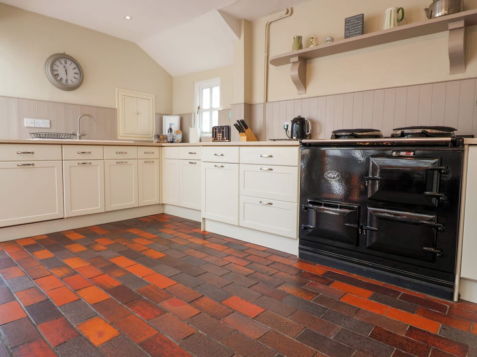 Cottage | Private kitchen | Fridge, dishwasher, cookware/dishes/utensils