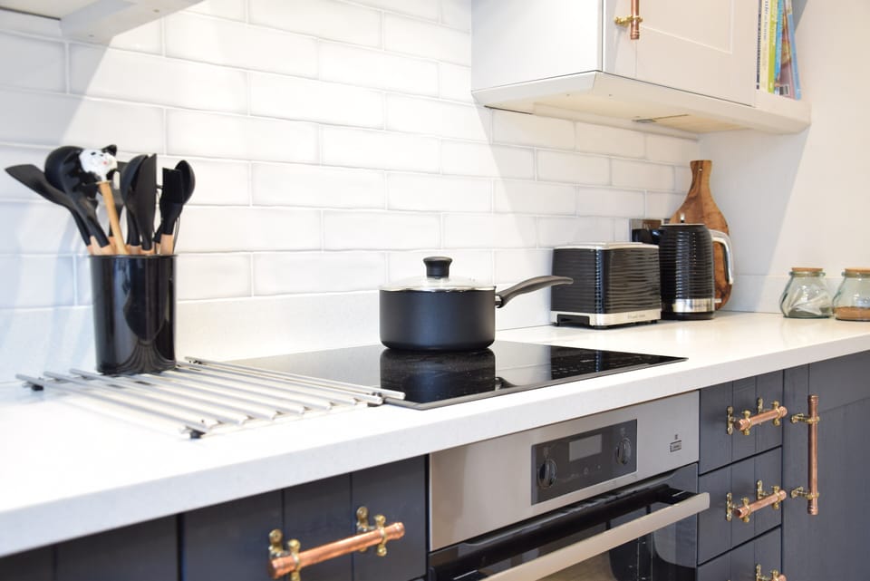 Cottage | Private kitchen | Fridge, dishwasher, cookware/dishes/utensils