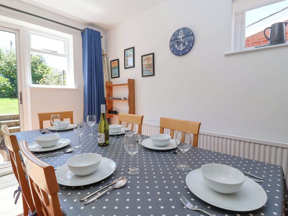 Cottage | Dining