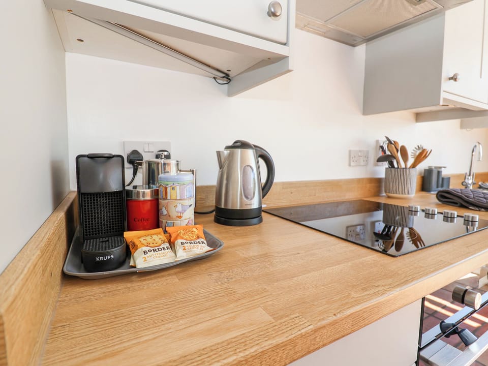 Cottage | Private kitchen | Fridge, microwave, dishwasher, electric kettle