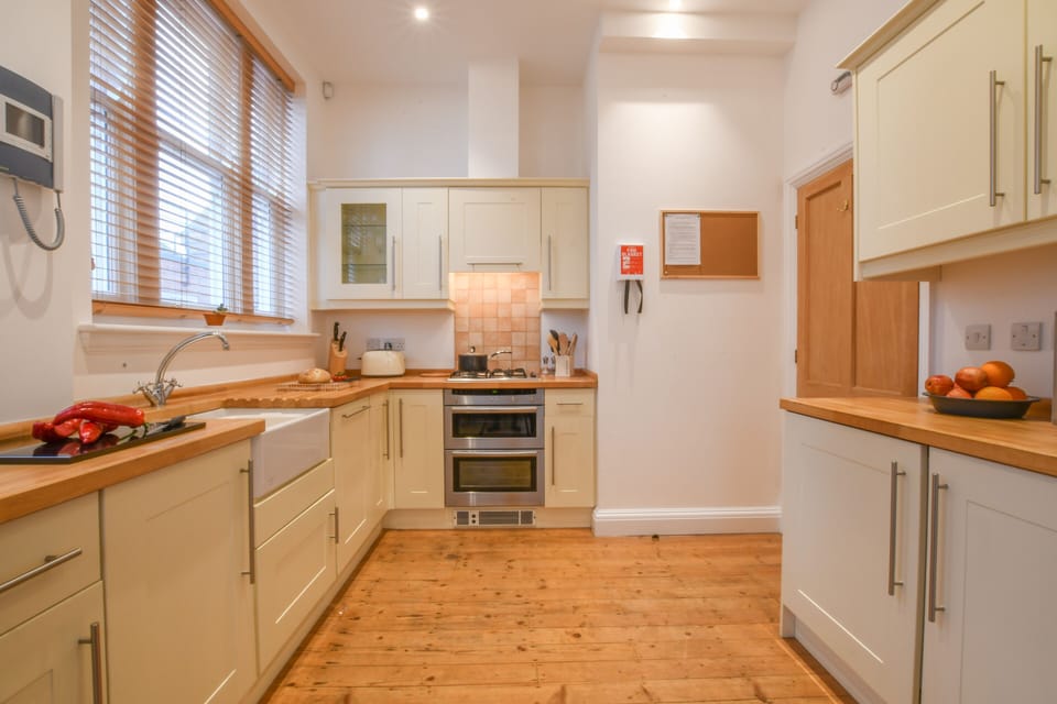 Fridge, dishwasher, cookware/dishes/utensils