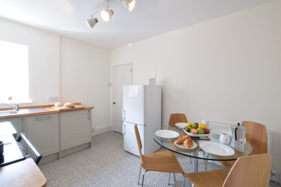 Fridge, cookware/dishes/utensils
