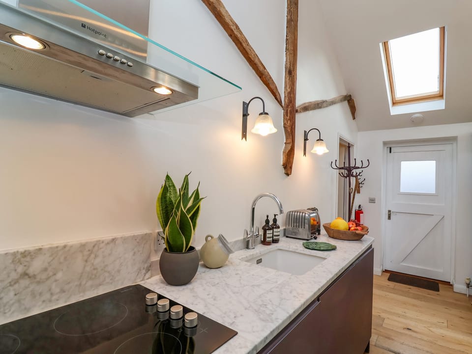 Cottage | Private kitchen | Fridge, dishwasher, cookware/dishes/utensils