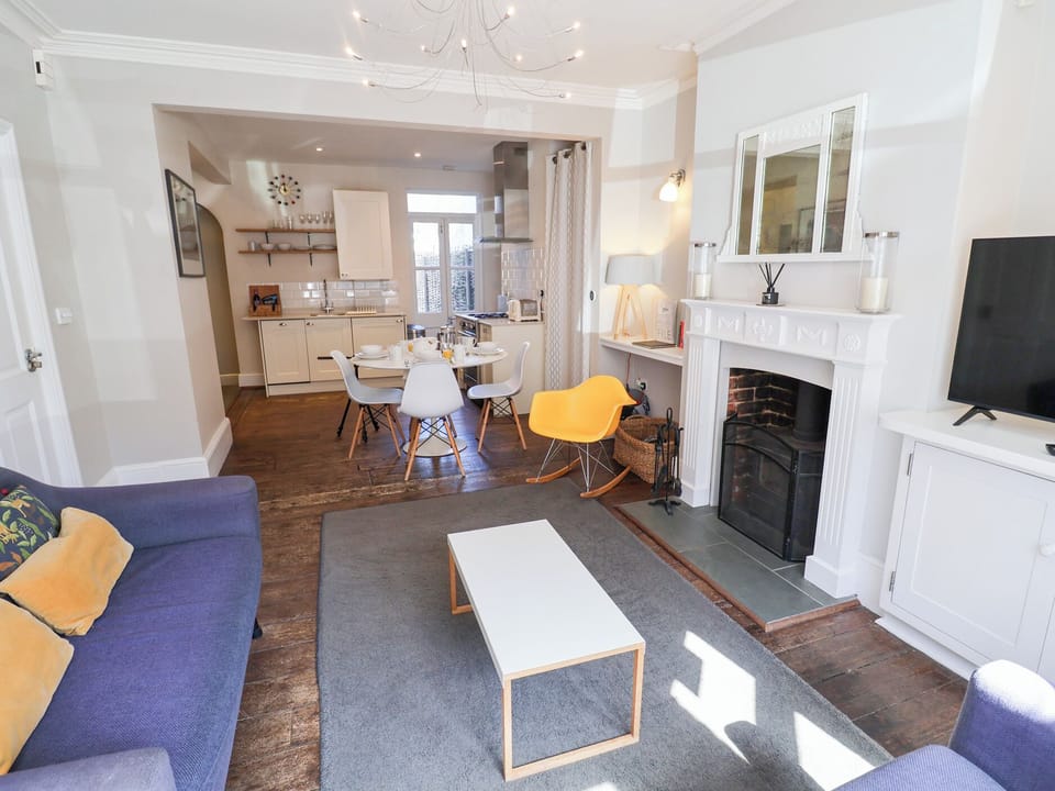 Cottage | Living area | Fireplace, DVD player