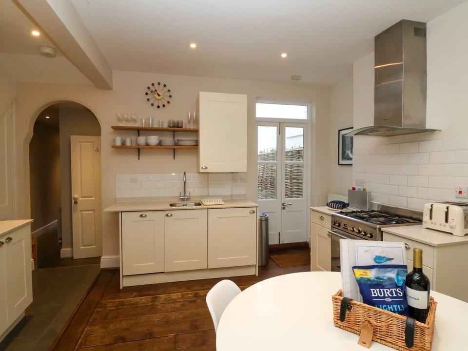Cottage | Private kitchen | Fridge, dishwasher, cookware/dishes/utensils