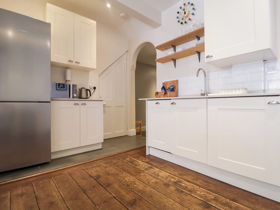 Cottage | Private kitchen | Fridge, dishwasher, cookware/dishes/utensils