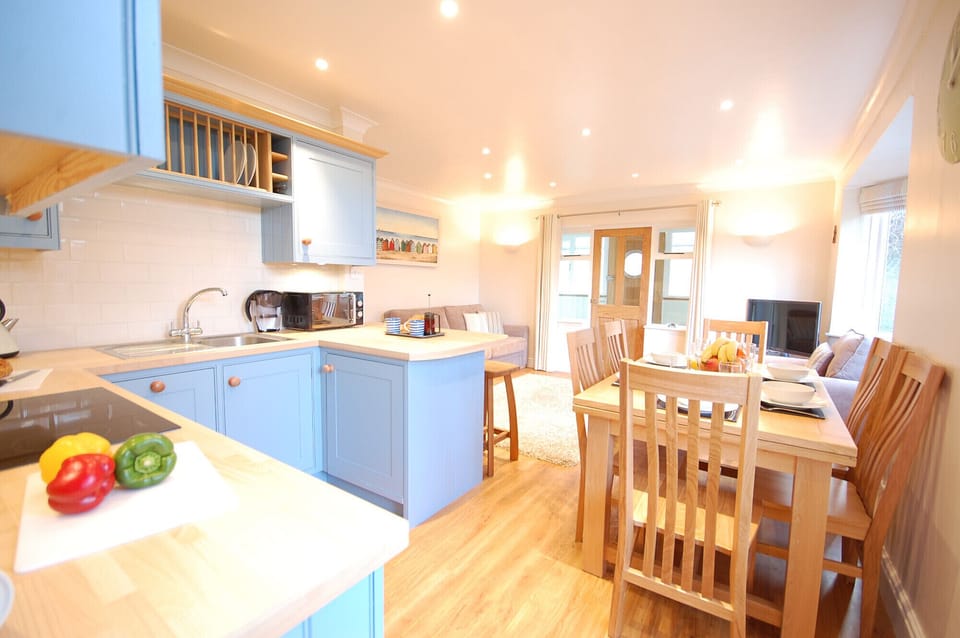 Fridge, microwave, dishwasher, cookware/dishes/utensils