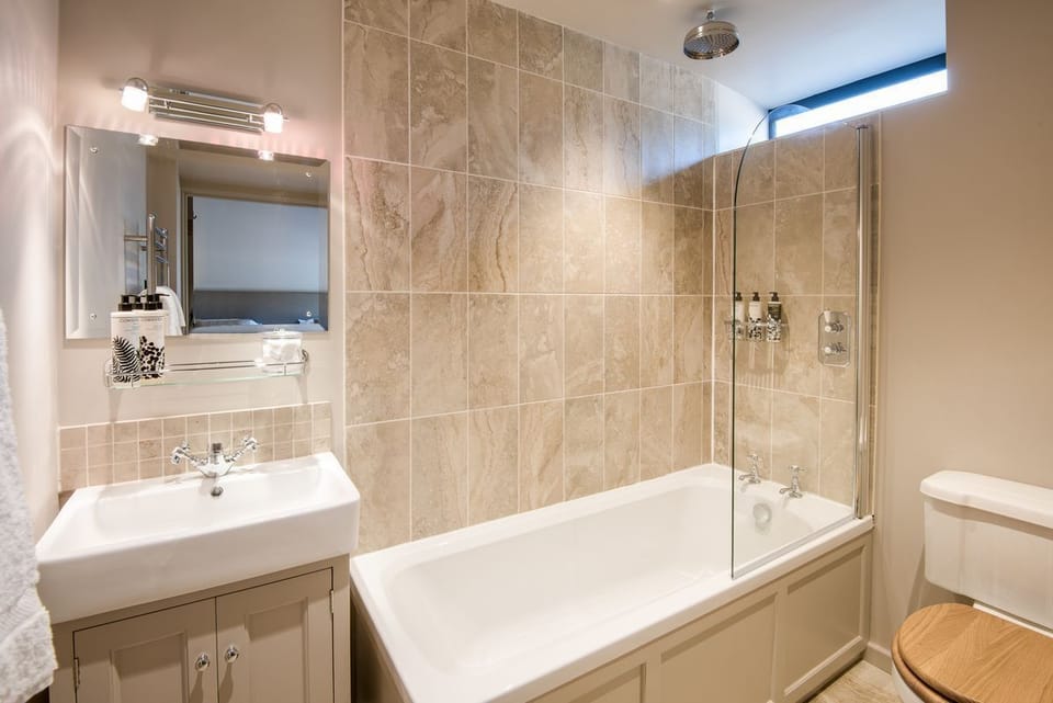 Williamston Cowshed - bedroom three en suite bathroom