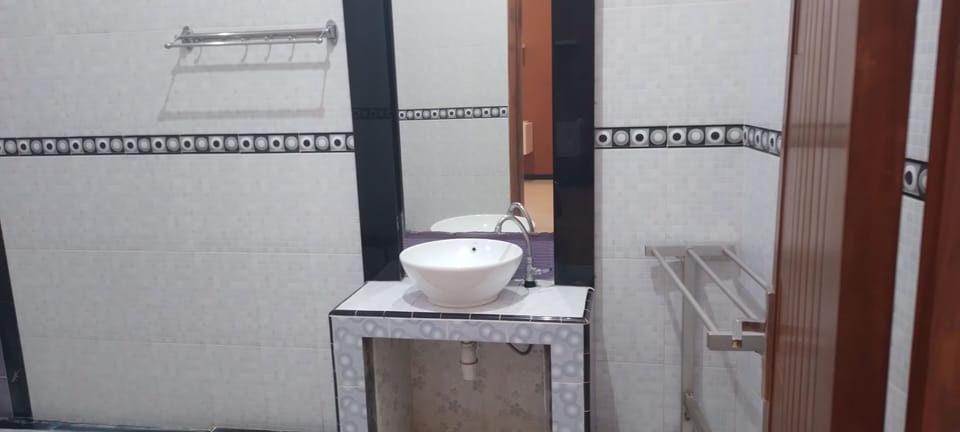 Deluxe Double Room | Bathroom | Free toiletries, towels, soap, toilet paper