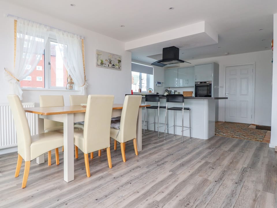 Cottage | Private kitchen | Fridge, dishwasher, electric kettle, toaster