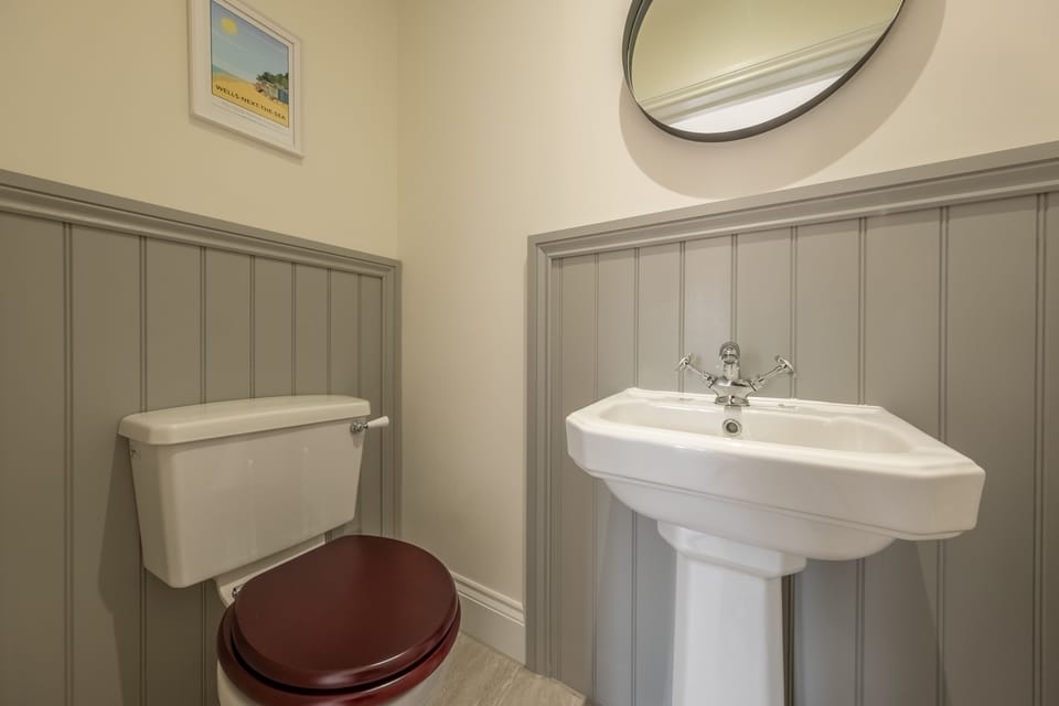 Ground floor: Cloakroom