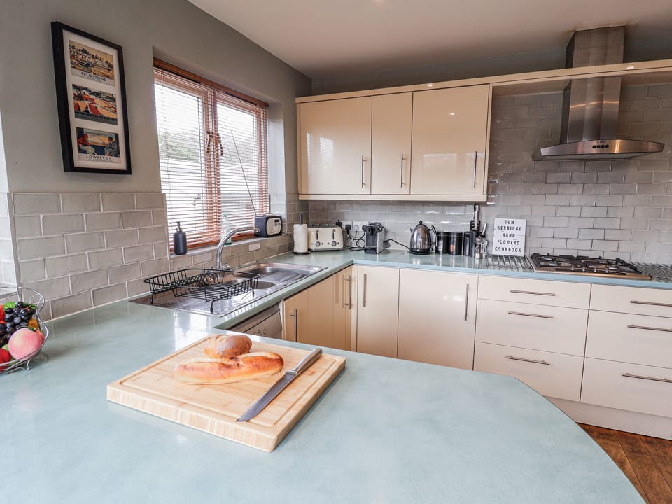 Cottage | Private kitchen | Fridge, cookware/dishes/utensils