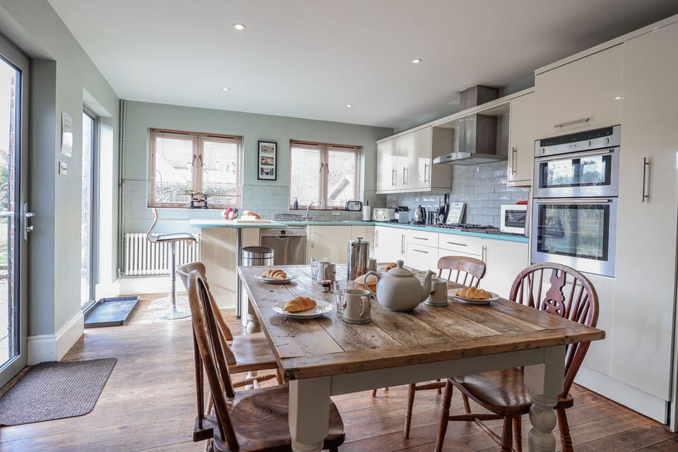 Cottage | Private kitchen | Fridge, cookware/dishes/utensils