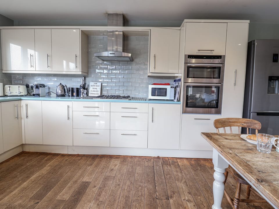 Cottage | Private kitchen | Fridge, cookware/dishes/utensils