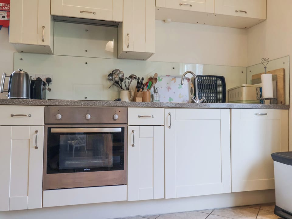 Cottage | Private kitchen | Cookware/dishes/utensils