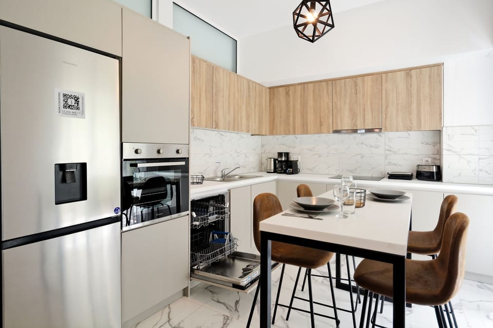Luxury Apartment | Private kitchen | Full-size fridge, microwave, oven, stovetop