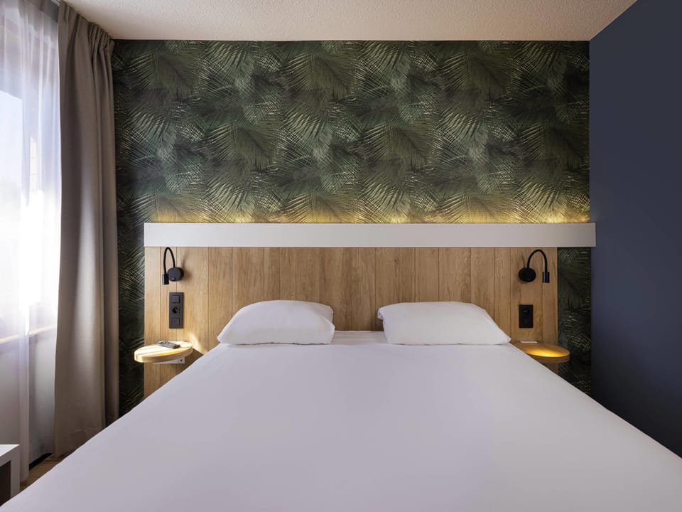 Room, 1 Double Bed | Premium bedding, in-room safe, desk, iron/ironing board