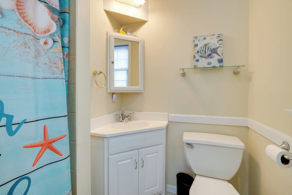 Full Bathroom | Towels Provided | Complimentary Toiletries