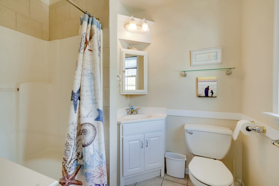 Full Bathroom | Towels Provided | Complimentary Toiletries