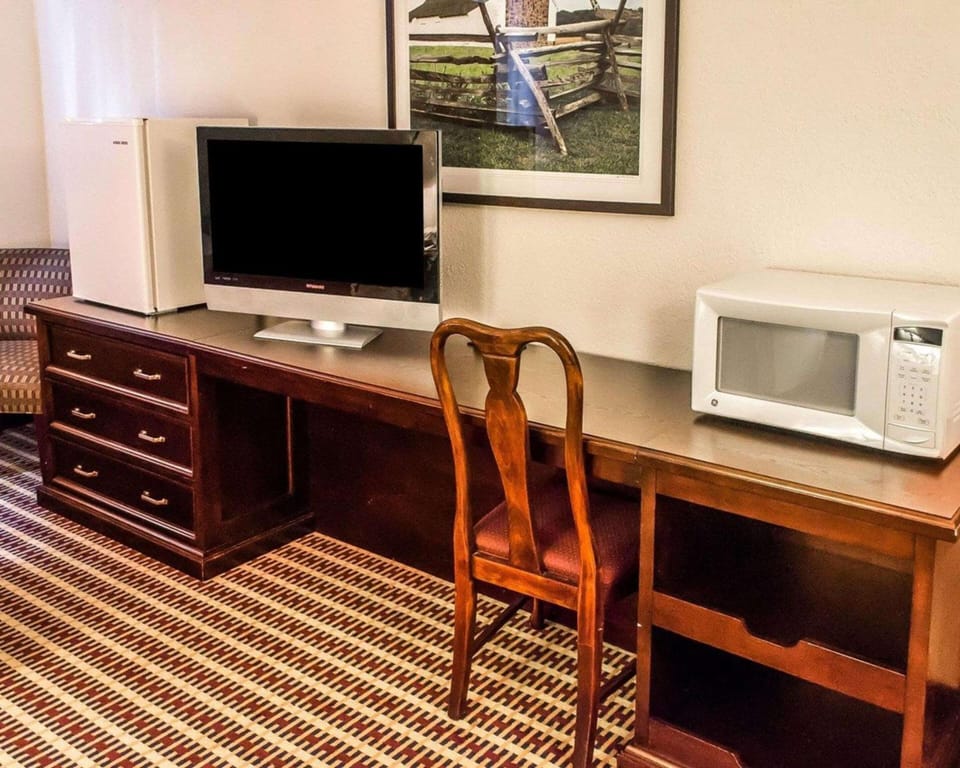 Desk, blackout drapes, free WiFi, bed sheets