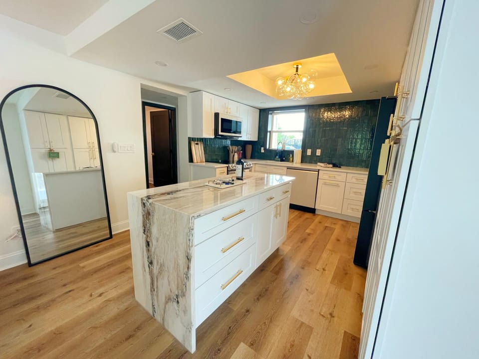 New kitchen w/ marble countertops and new high-end appliances