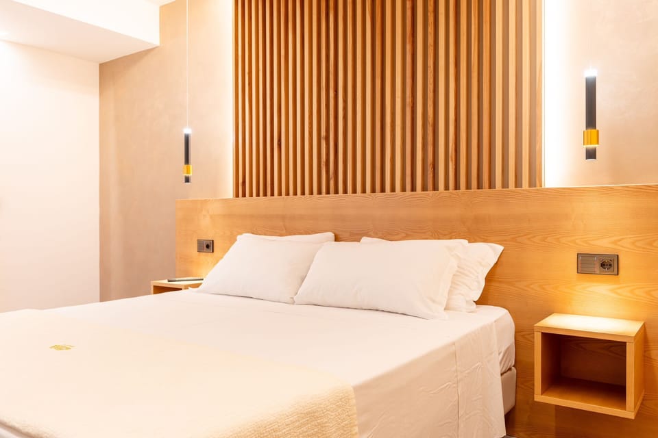 Executive Suite | Minibar, in-room safe, desk, cribs/infant beds